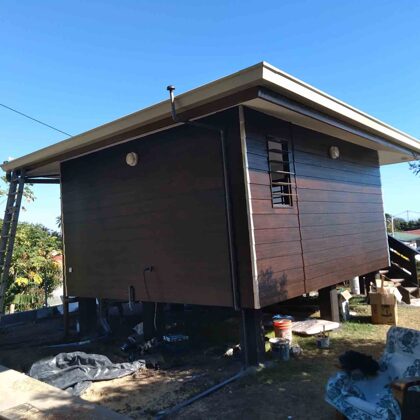 Bungalow sur pilotis avec revetement exterieur en Clin lasuré