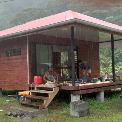 Fare en bois toiture en toles ondulées et terrasse bois traité